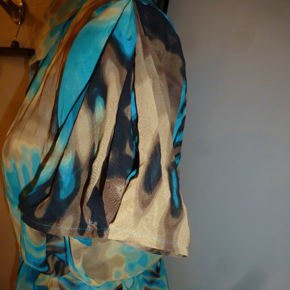 Beautiful Seismic Wave buttoned short sleeve top - Picture 4 of 7